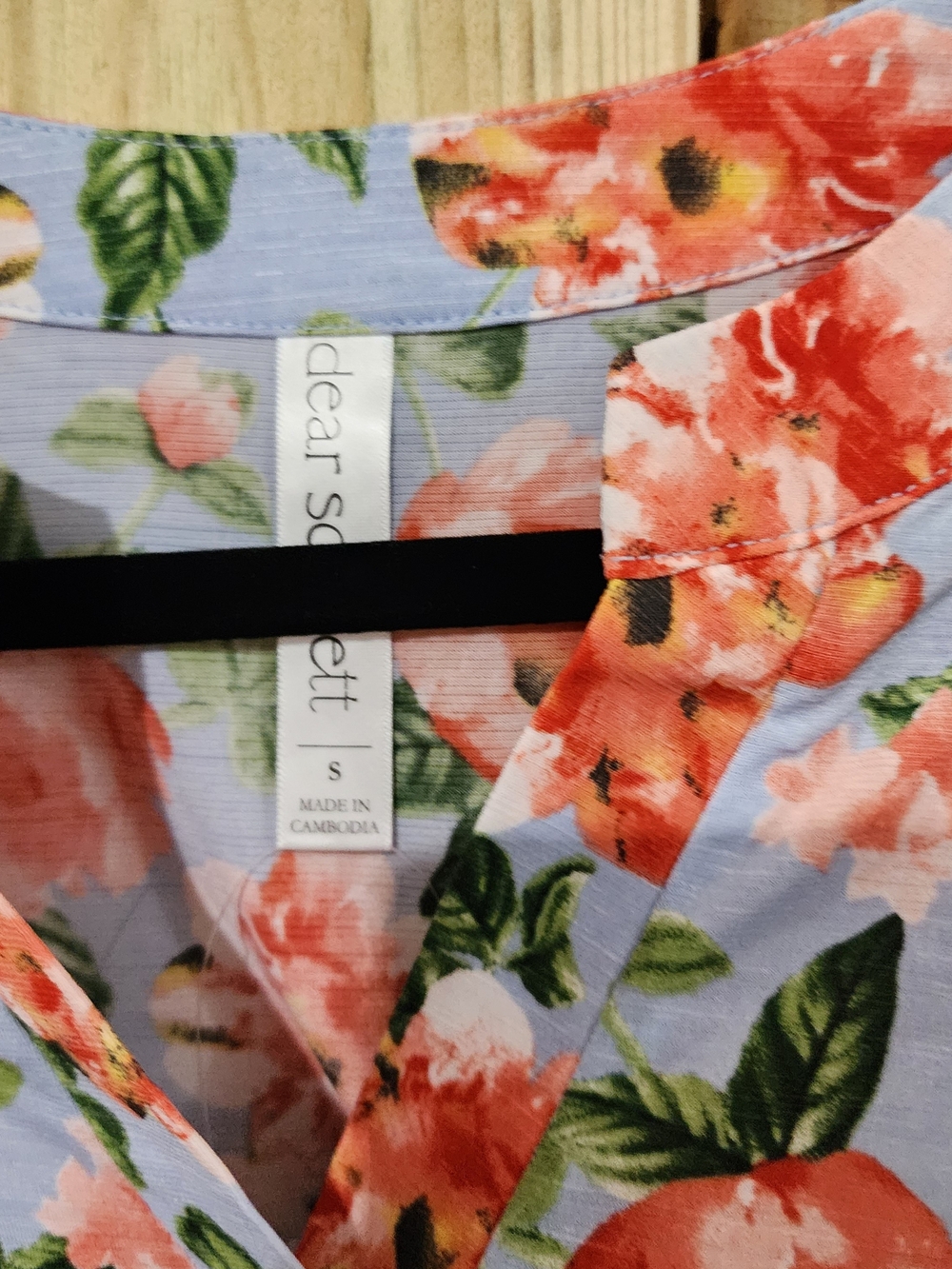NEW Scarlett Blue Floral Short-Sleeve V-Neck Blouse. 94% Poly 6% Spandex - Picture 9 of 9